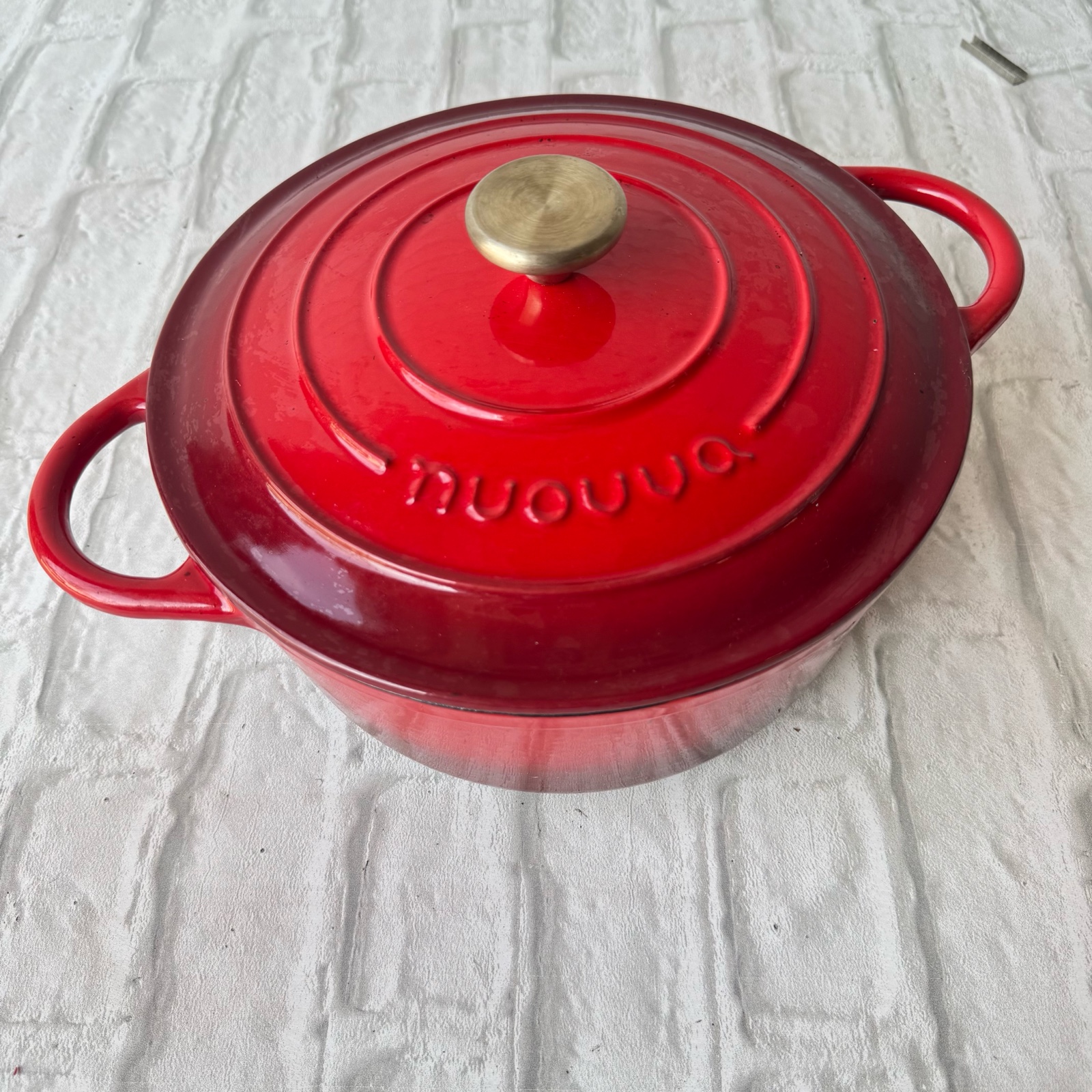 Nuovva cast iron Dutch oven