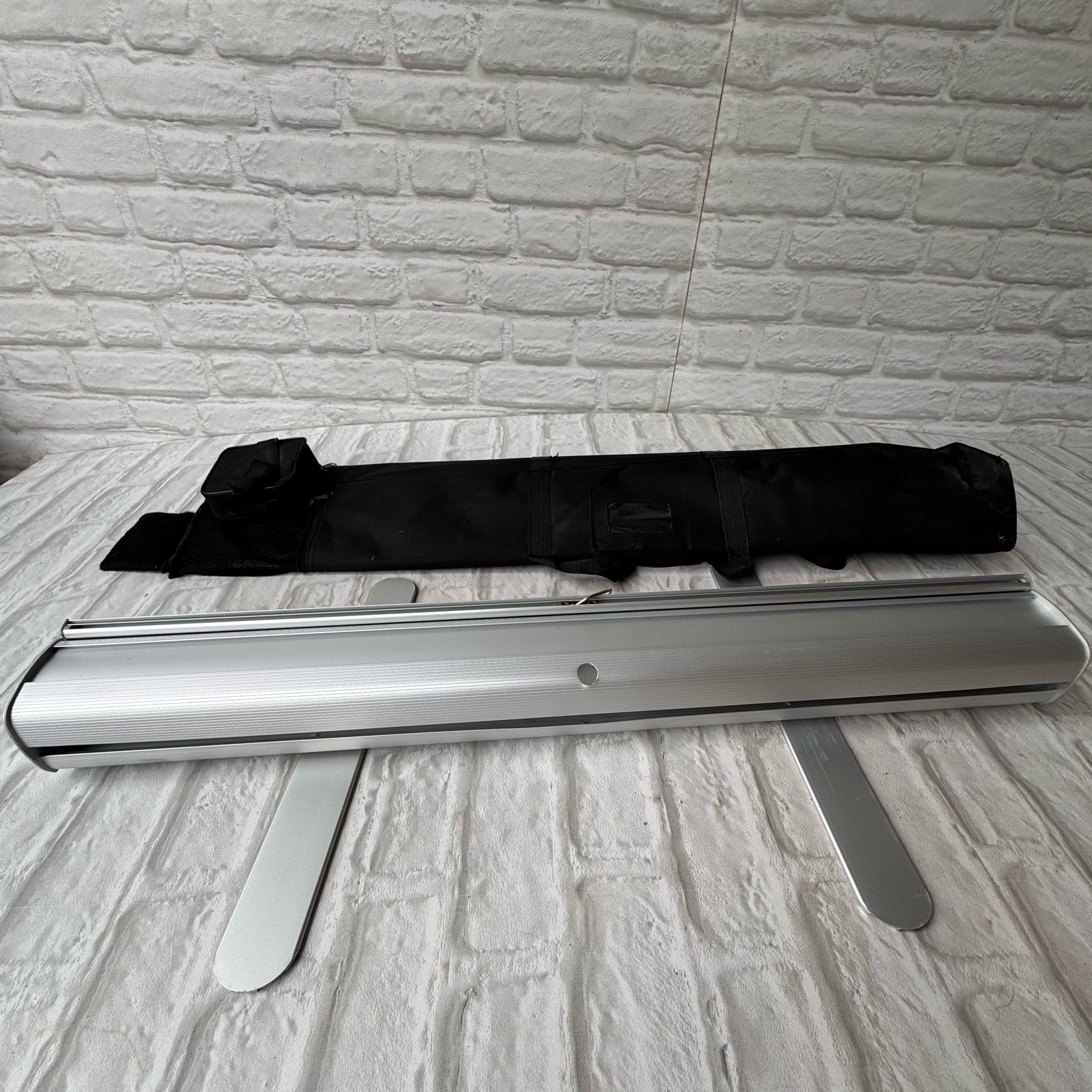retractable banner with case