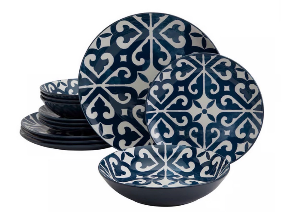 FieldCrest Heritage Atlas Medallion Dinnerware Set, 12 Piece Set, 4 Dinner Playes, 4 Salad Plates and 4 Dinner Bowls