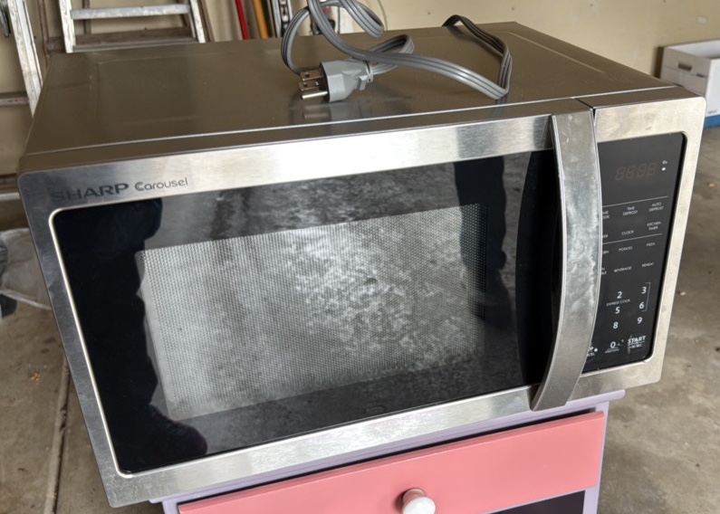 Sharp 900 W microwave
