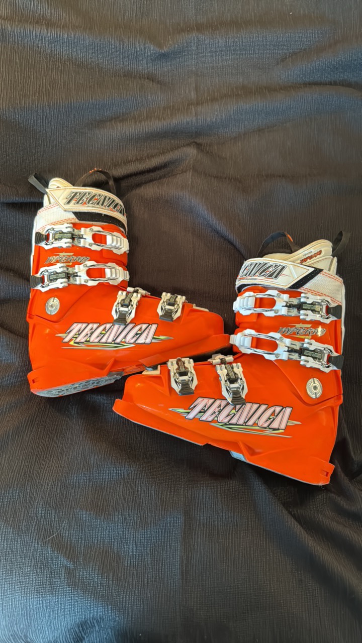 Tecnica Bright orange designed to perform ski boot Size 23