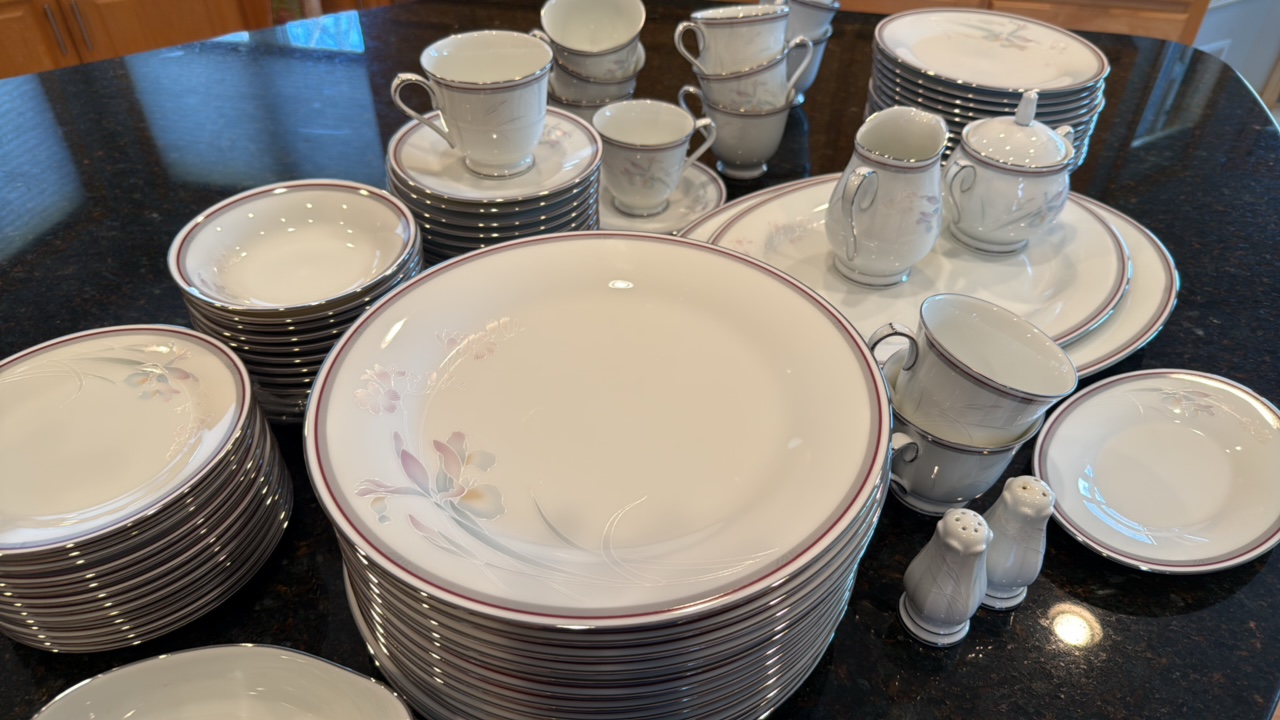 Noritake Malverne 12-piece pattern