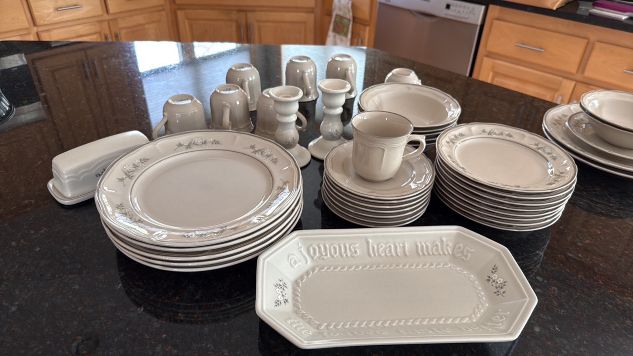 Newcor Stoneware Set of Dishes