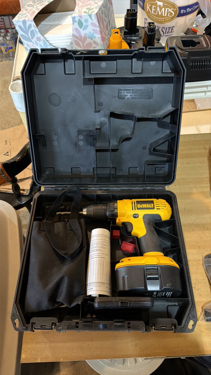 DeWalt Cordless Drill Kit  Battery, Case & Accessories Included