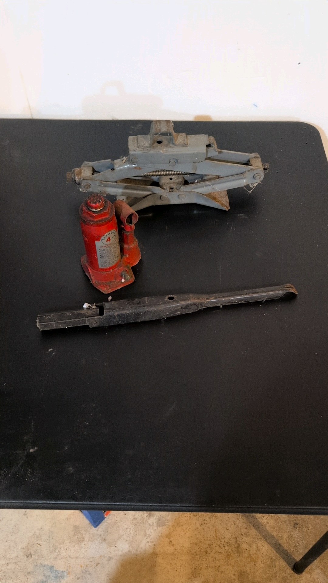 Car jacks - 2 in total