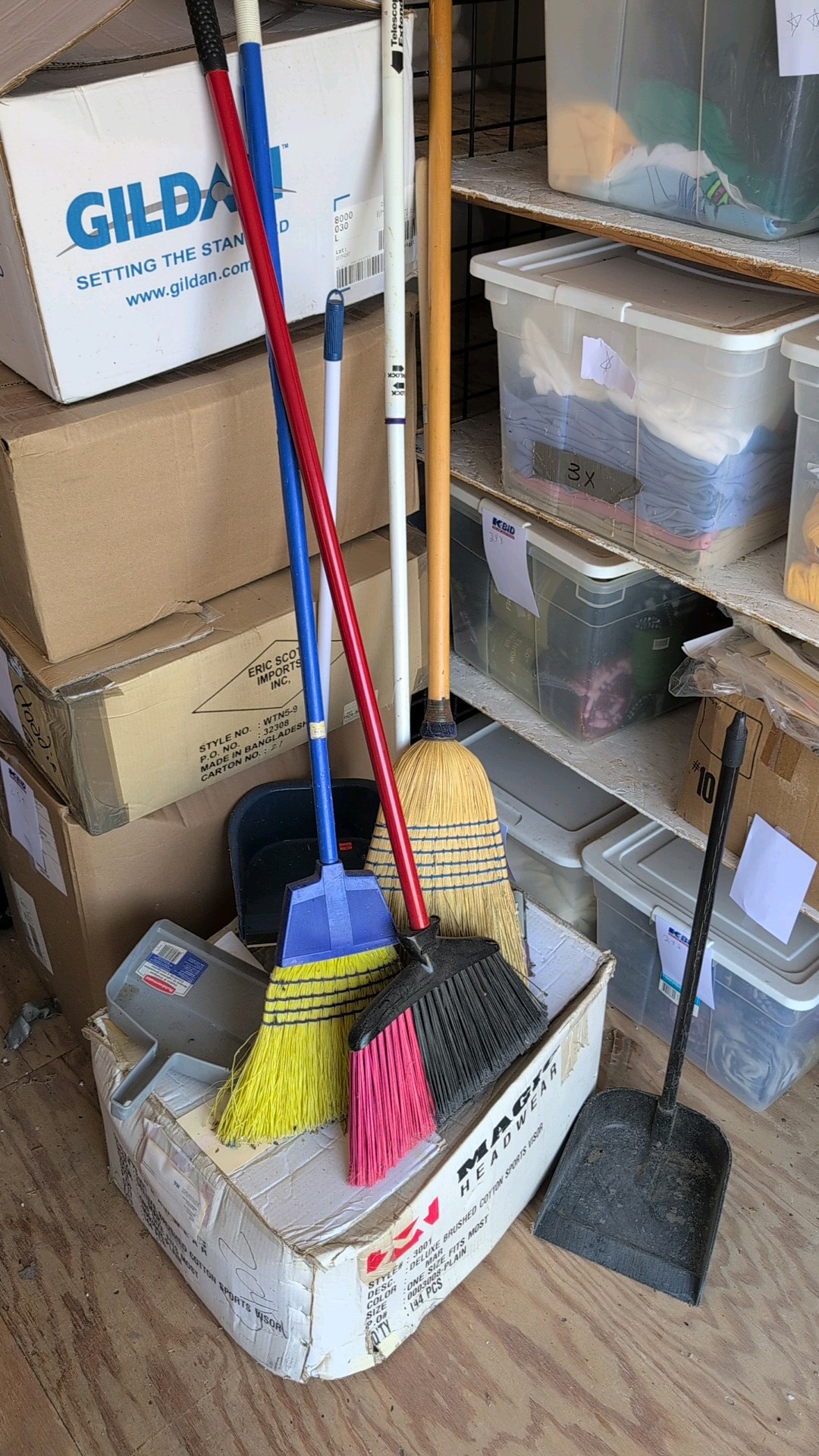 brooms, dustpans and dustpans