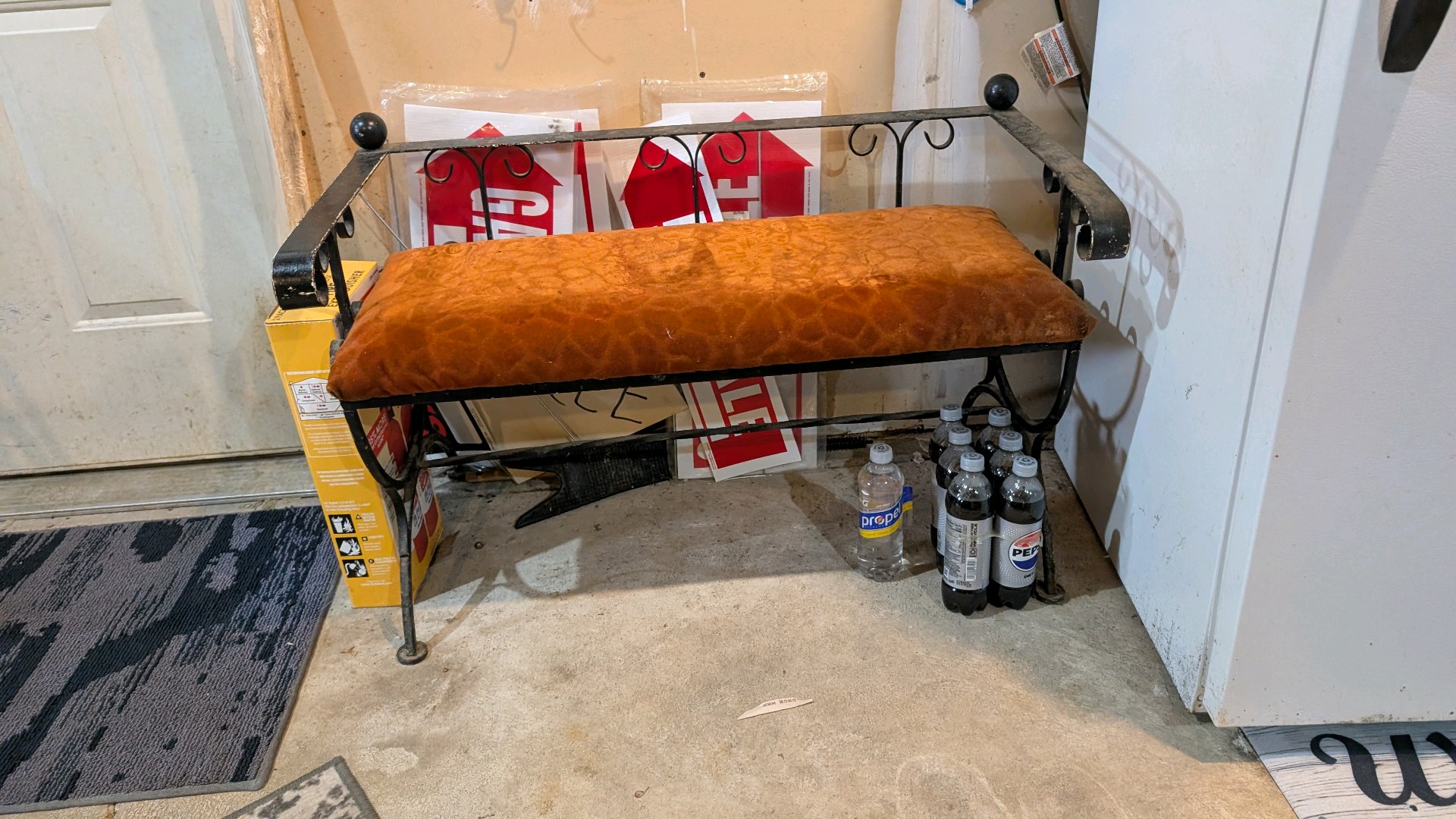 Cute vintage entry bench