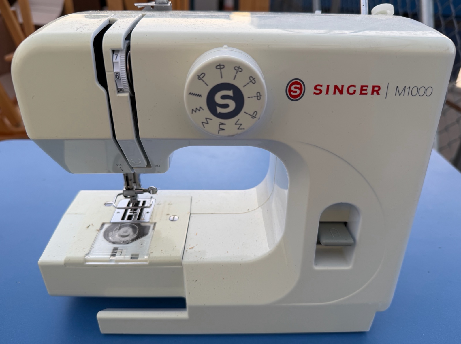 Singer sewing machine M 1000