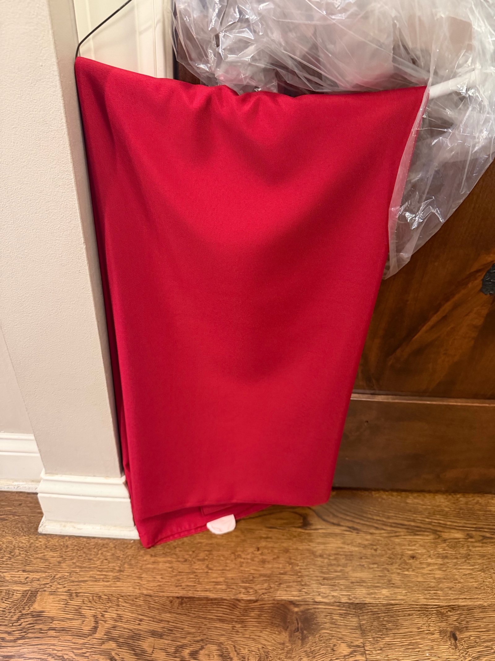 linens red 108 round