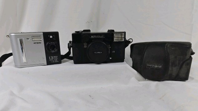 Vintage Argus 13MP Digital Camera & Konica Auto Focus Film Camera w Case Lot