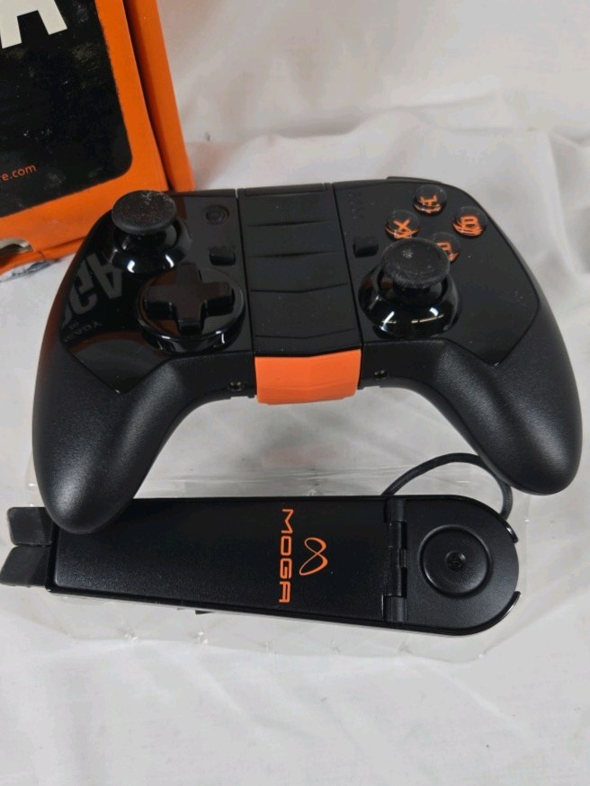 MOGA Mobile Gaming Controller w Phone Clip Wireless Gamepad