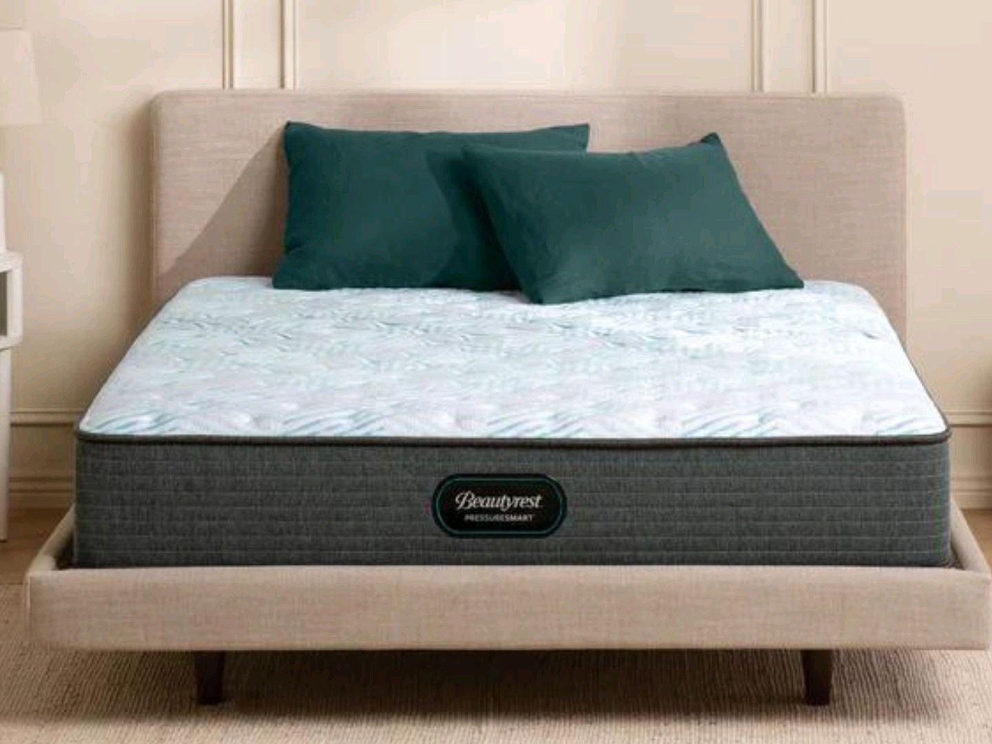 Bundle Beautyrest PressureSmart Mattress - Extra Firm - Queen - $2249.99 MSRP  Pillow and Mattress Protector