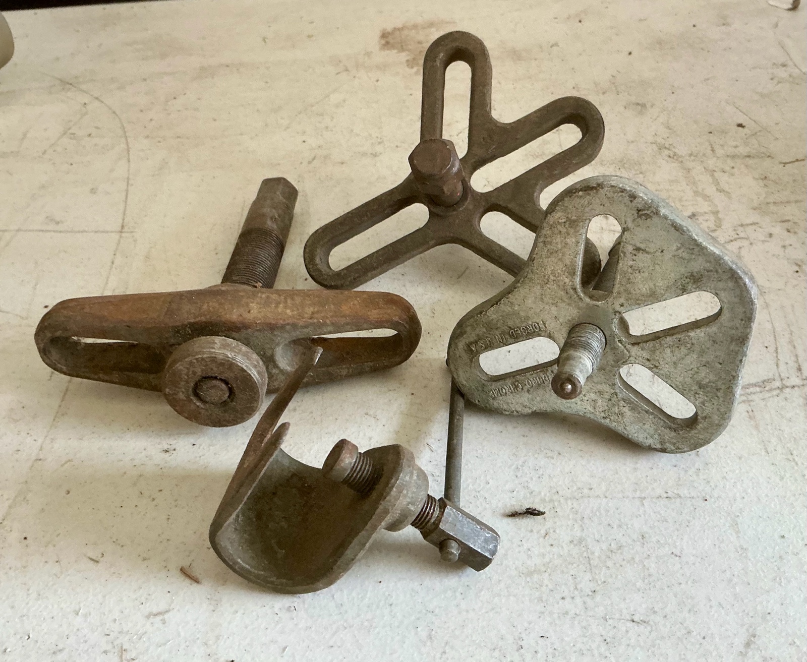 3 automotive pullers, 1 clamp