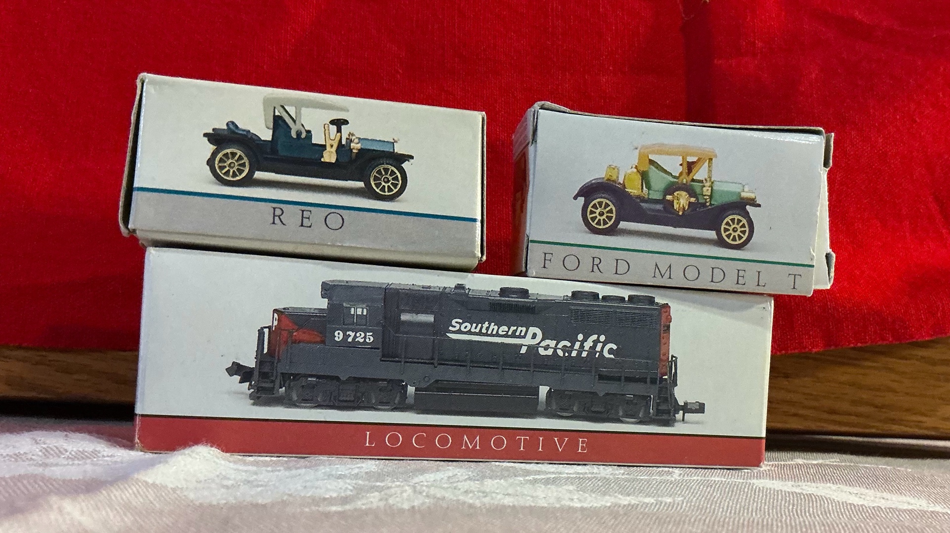 2 Die cast automobiles, 1 southern pacific train