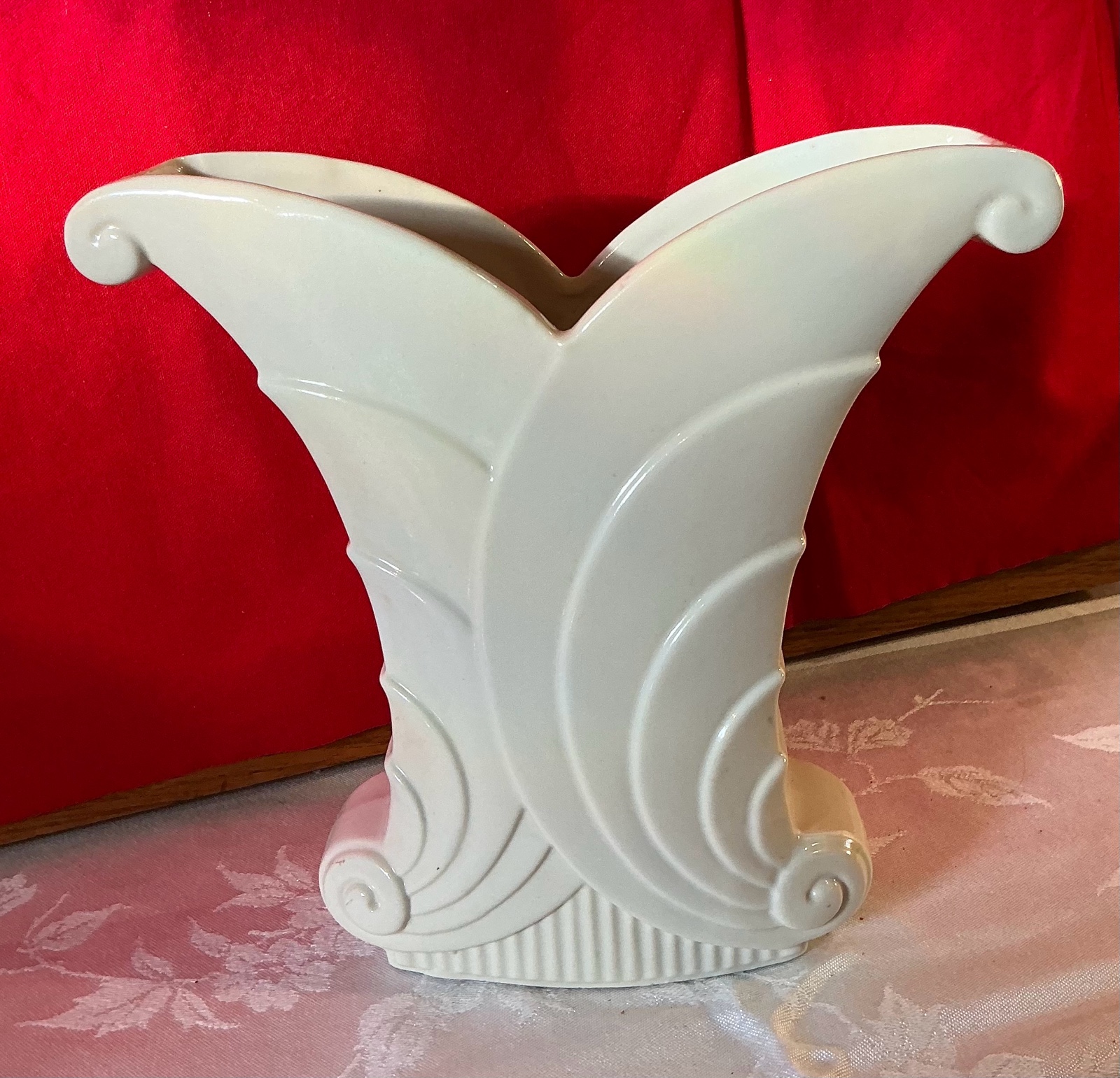 Vintage white pottery fan vase Abingdon No 513