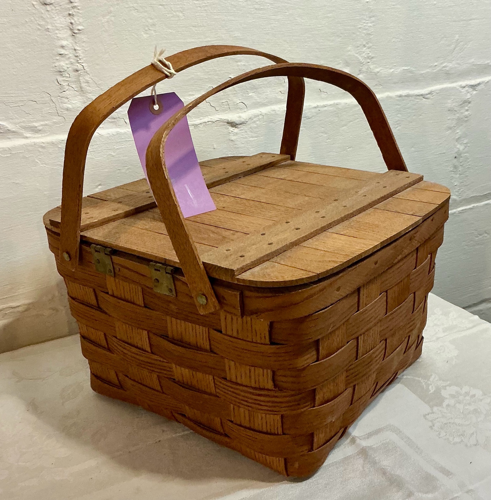 Vintage wicker picnic basketSewing wood handled basket
