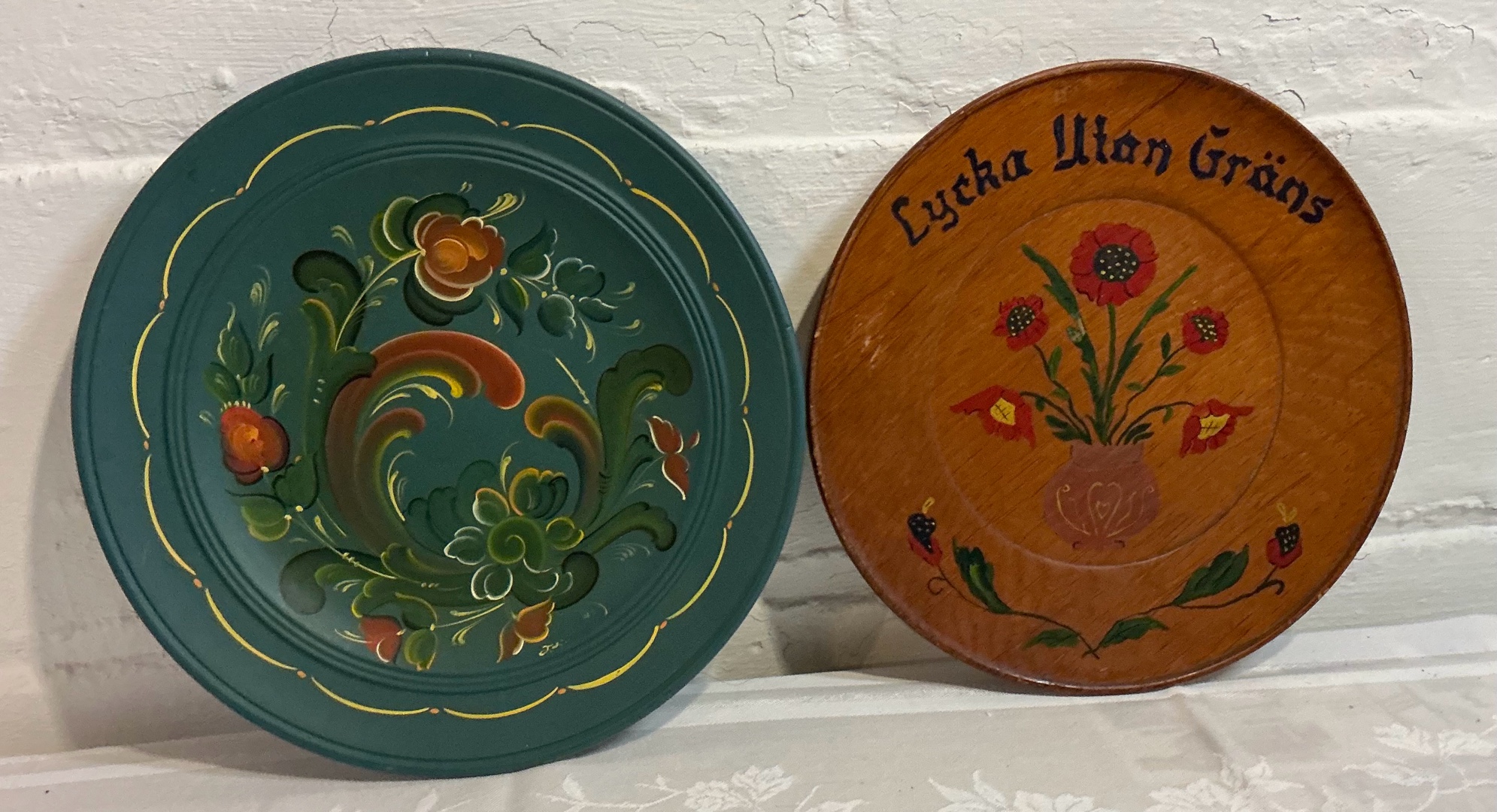 2 vintage Norwegian rosemalded wood plates