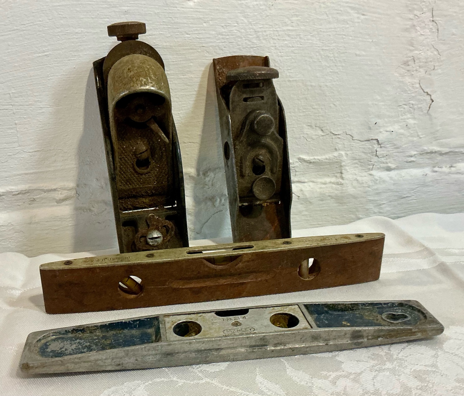 Group of 4 vintage tools, planes and levels