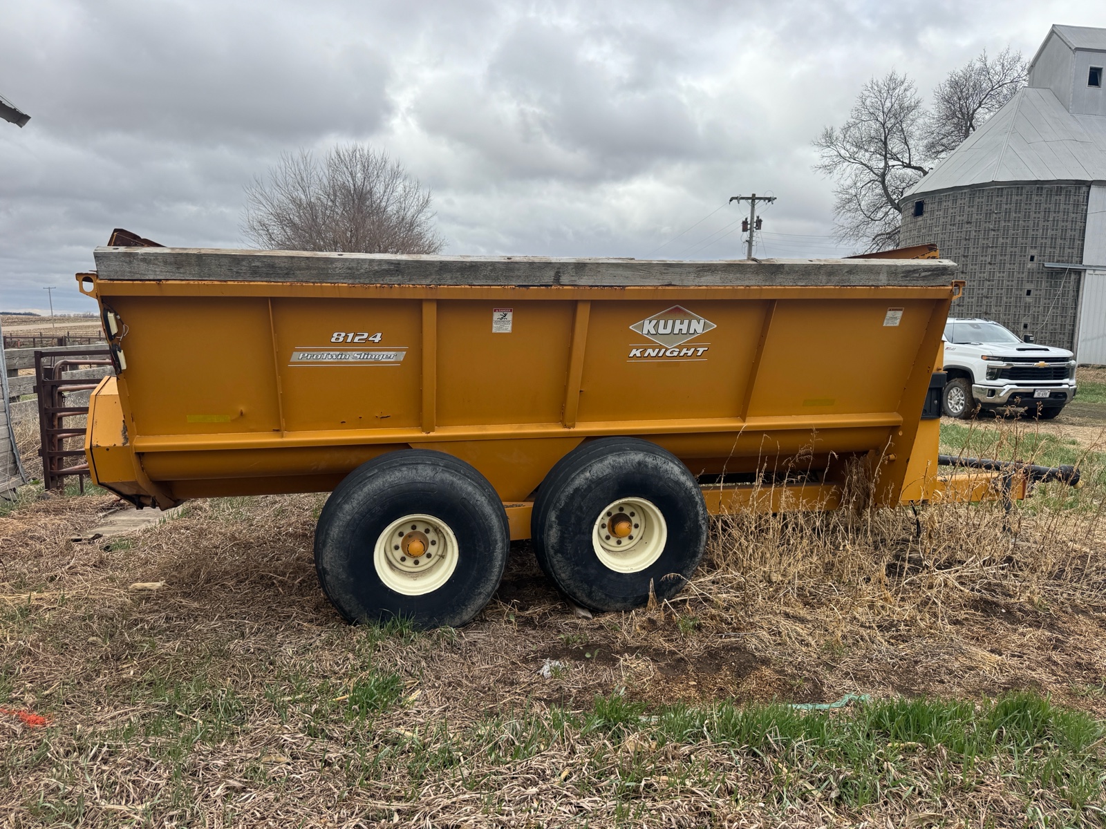 Kuhn Knight 8124 Manure Spreader Offsite