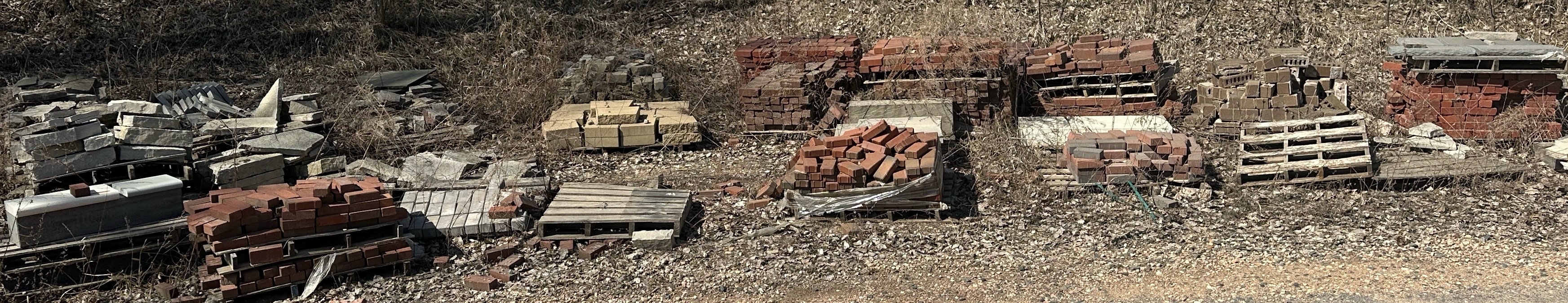 (32) Pallets of flagstone, clay bricks, pavers, retaining wall bricks