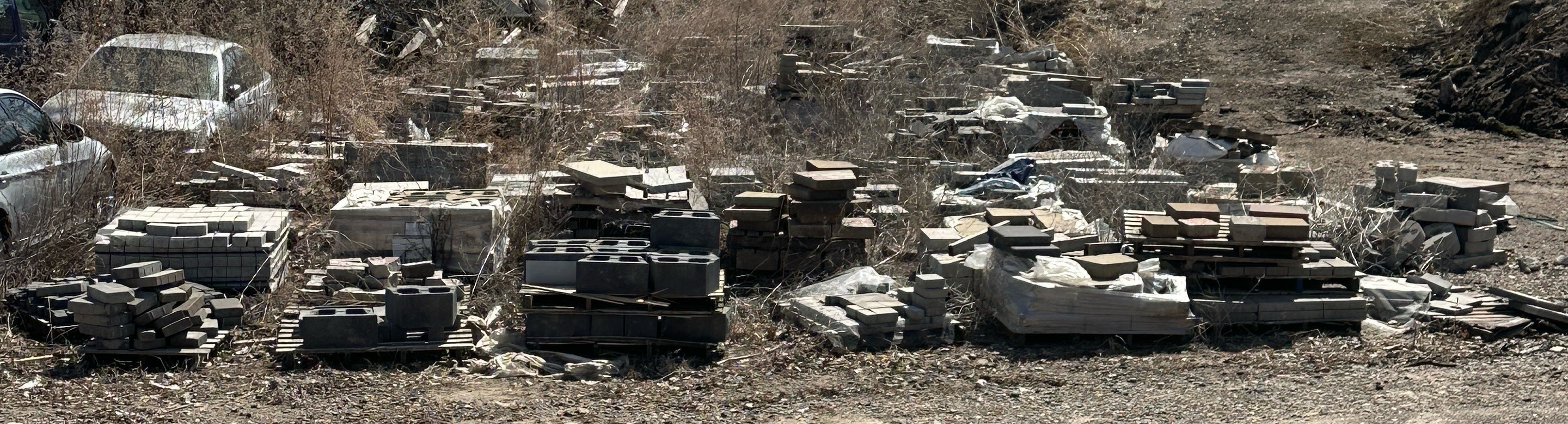 (92) Pallets  flagstone, retaining wall bricks, pavers, steps, wall caps