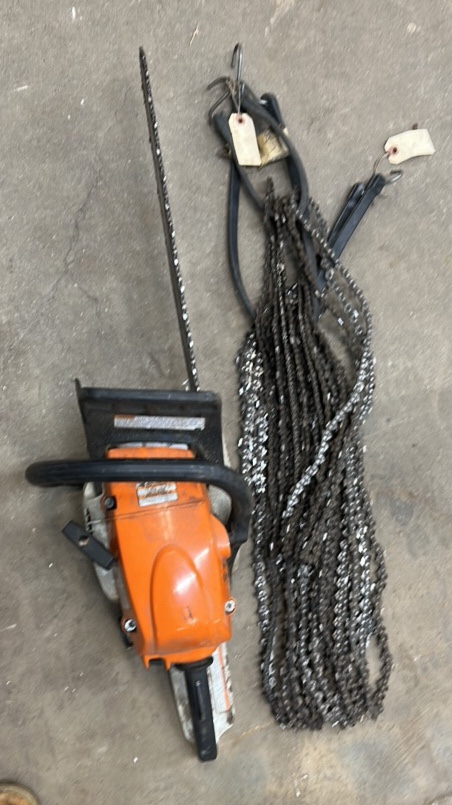 Stihl Chainsaw wwith replacement chains