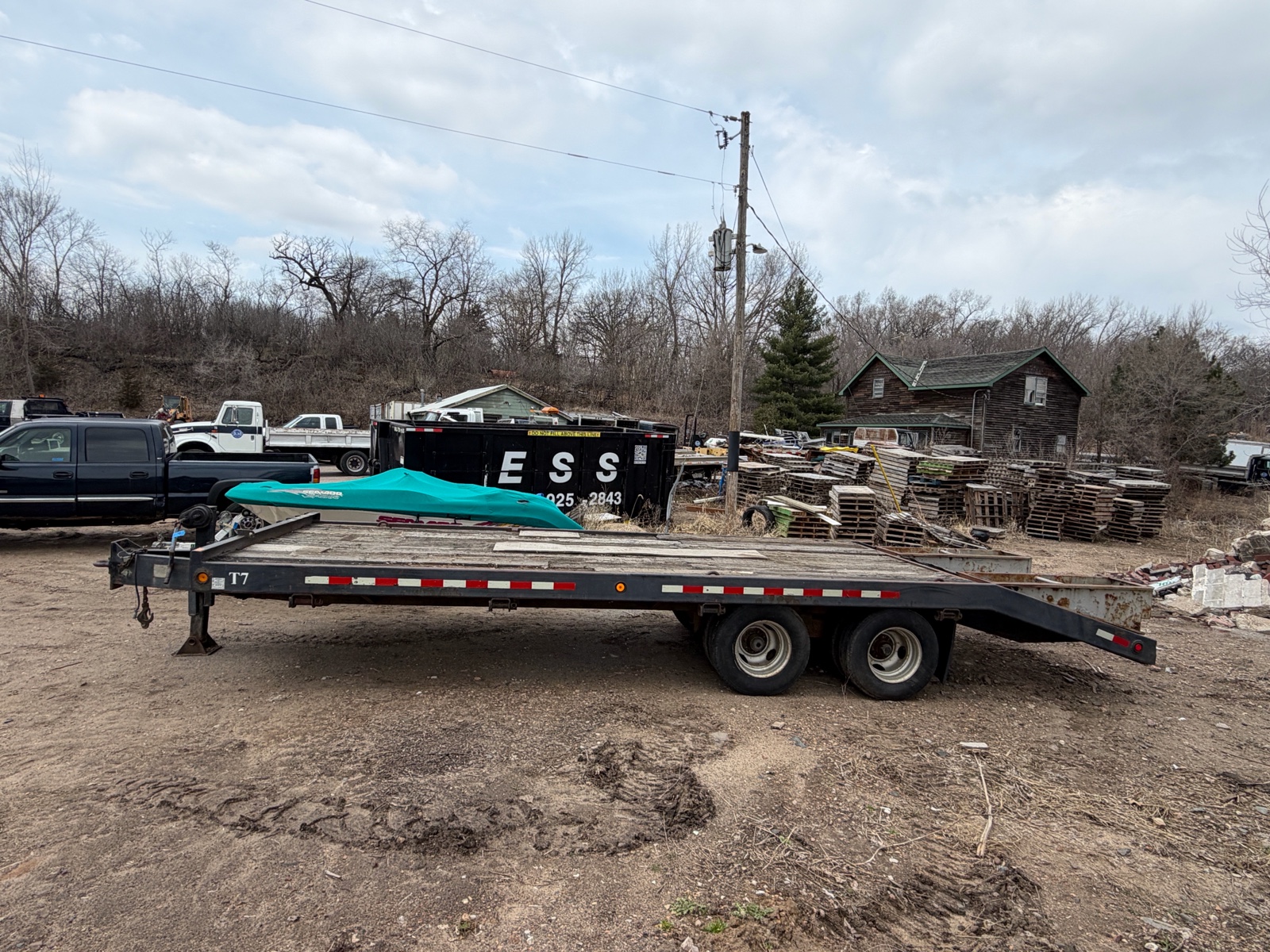 1989 Tandem-axle flatbed equipment trailer