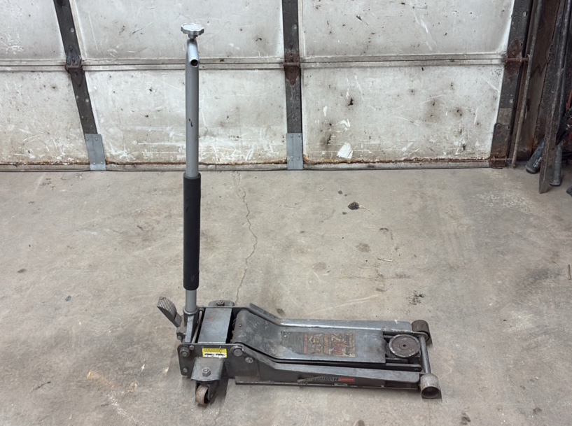 Pittsburgh Heavy Duty 2-ton floor jack Rapid Pump