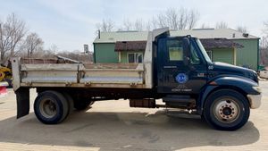 2004 International medium-duty truck: DT466 Cummins engine