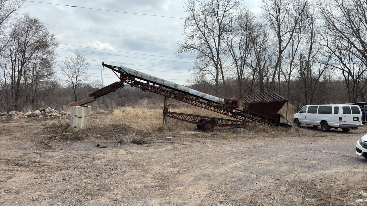 Vintage IH powered portable conveyor dirt screener
