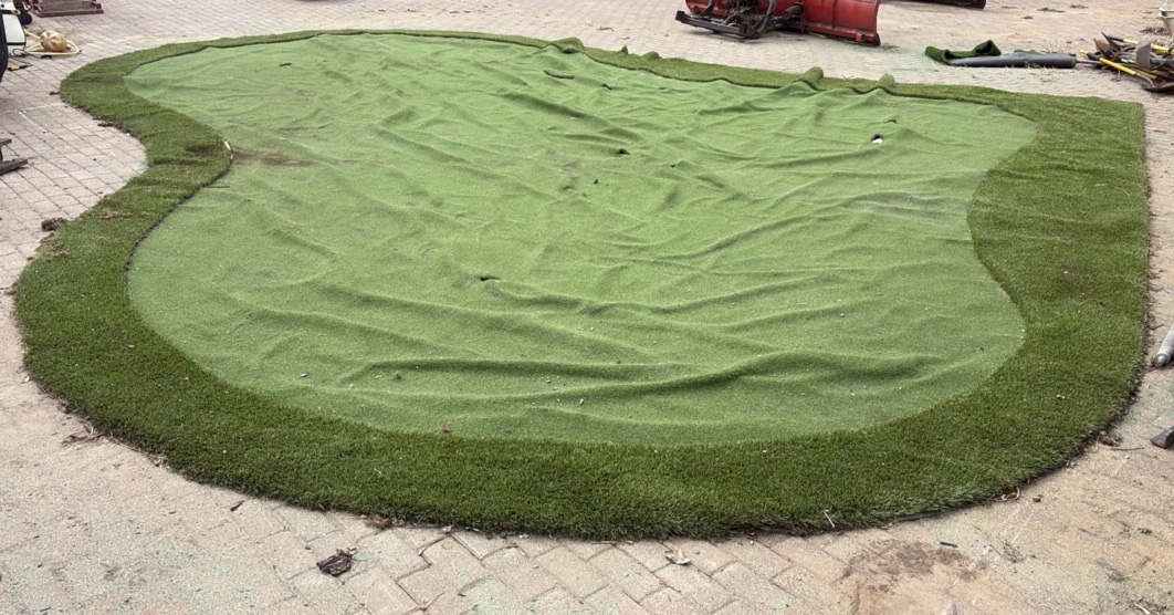 PUTTING green L 30 x W 25
