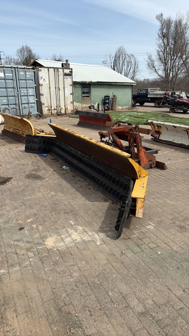 Snow plow with sectional rubber edge. 14