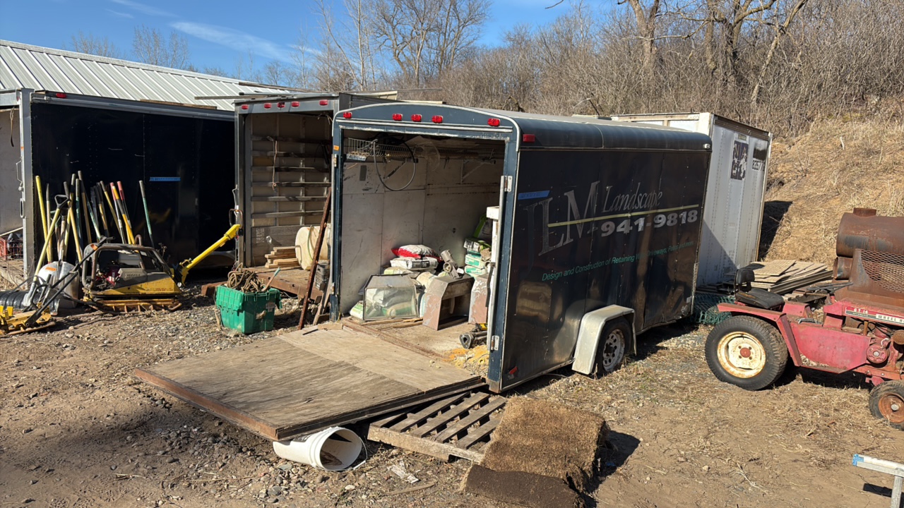 Trailer body 12 5. L with flat tires