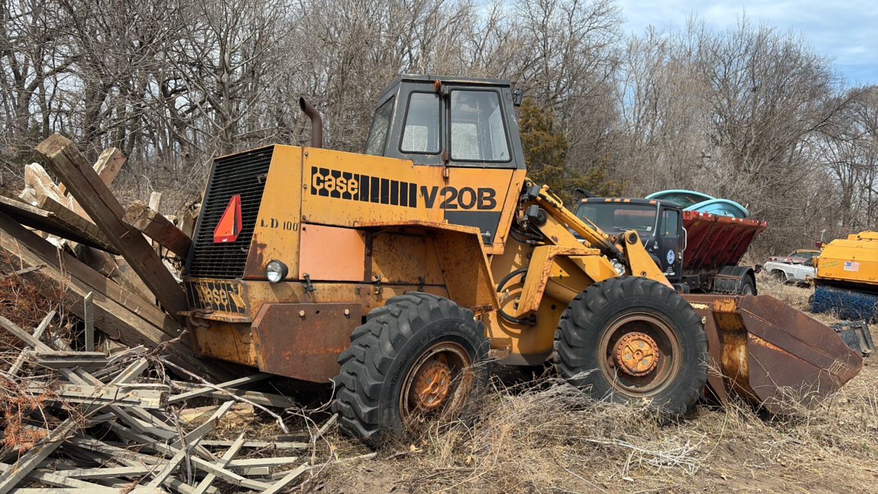 1977 Case W20B wheel loader with bucket