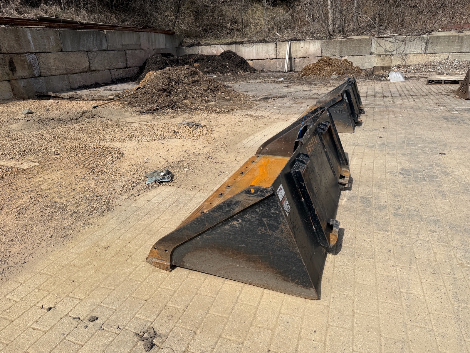 Virnig bucket attachment