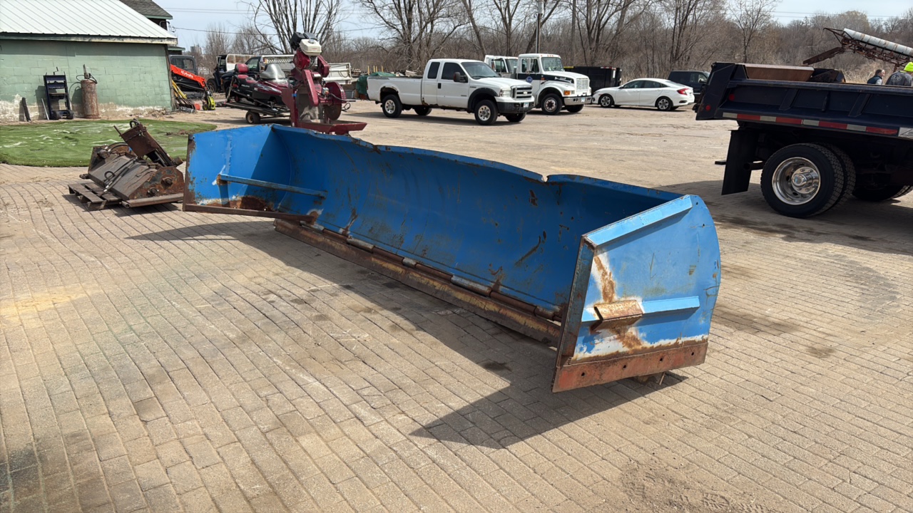 Box pusher snow plow