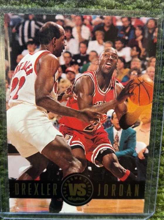 1994 MICHAEL JORDAN VS CLYDE DREXLER SKYBOX NBA CARD #SS-11 BULLS BLAZERS