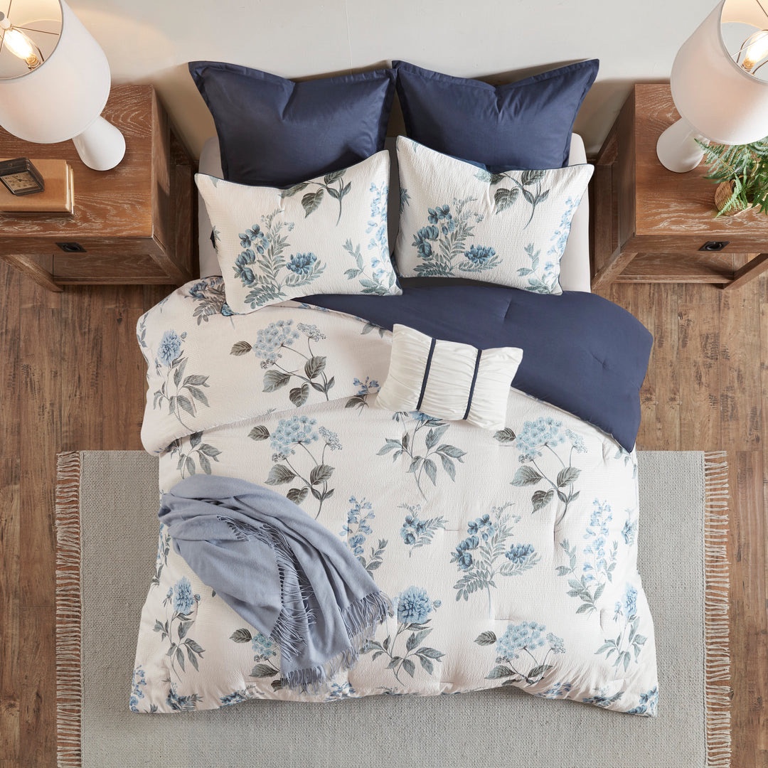 FullQueen Zenia 7 Piece Comforter Set  Retail $170  one comforter, two shams, two euro shams, one oblong pillow, one throw