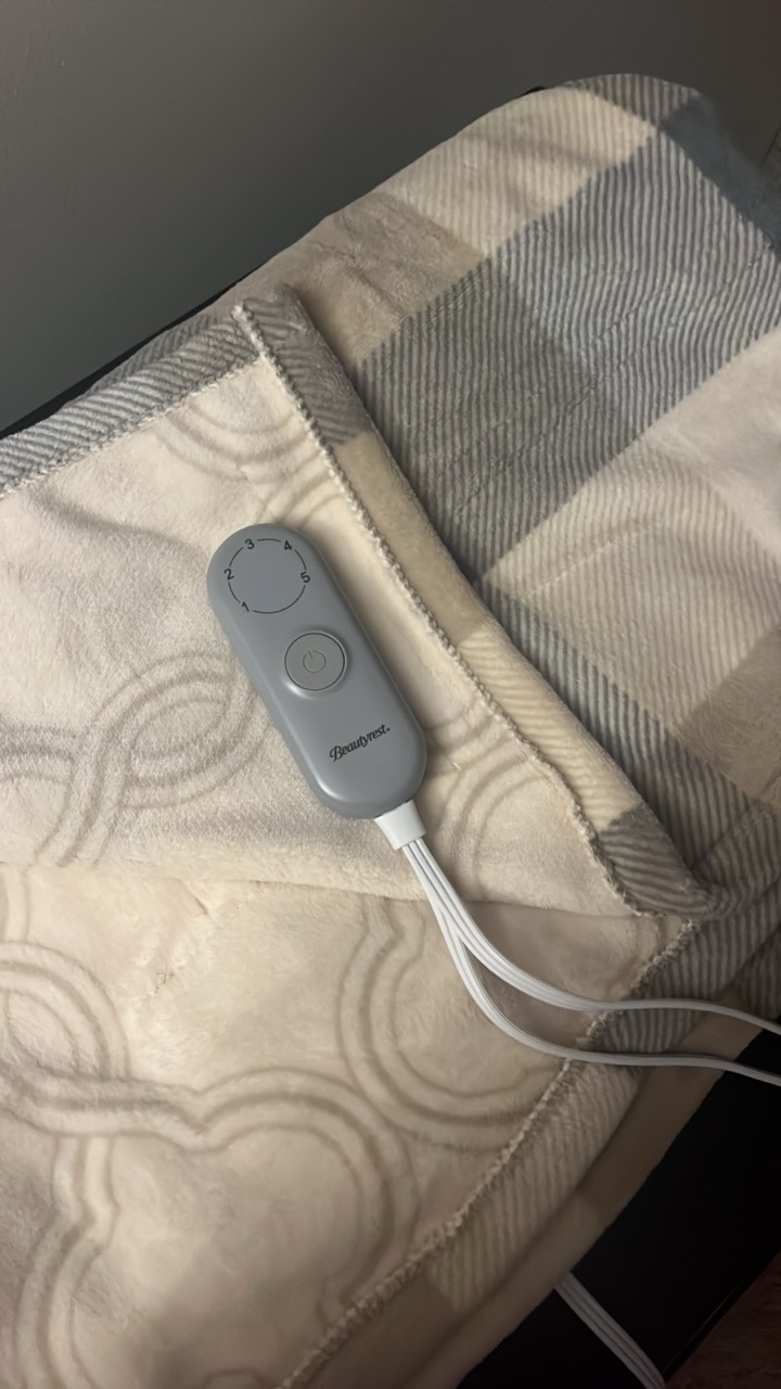 Beautyrest reversible heated blanket with 5 heat settings - out of package but never used - heats quickly