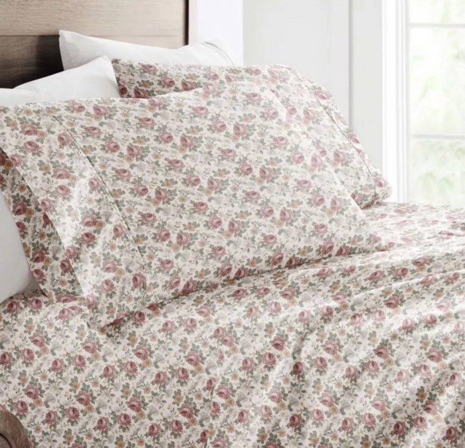 Sheet Set Patterned Microfiber Ultra Soft Bedding in Blooming Floral Queen Sized Bed