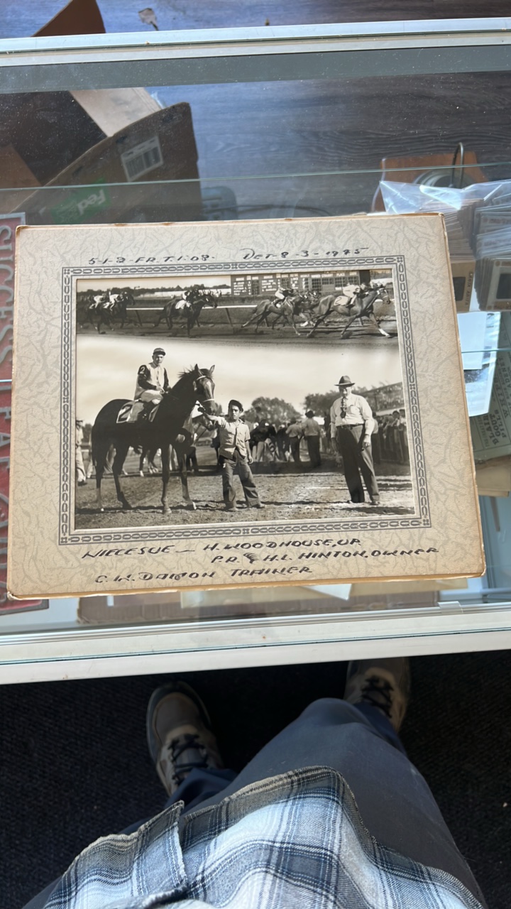 1945 niecesue horse racing photograph