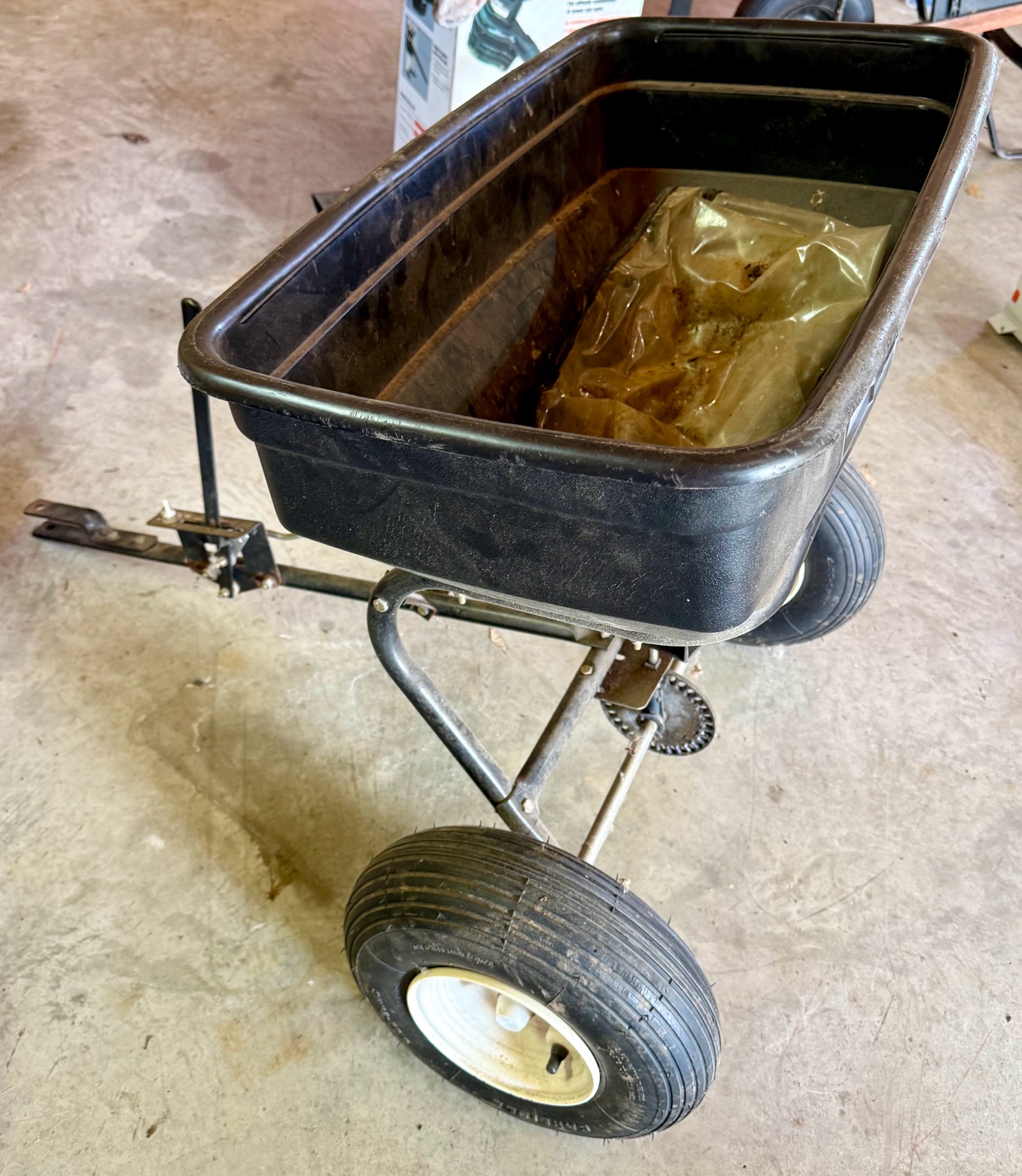 Craftsman Pull-Behind Fertilizer Wagon