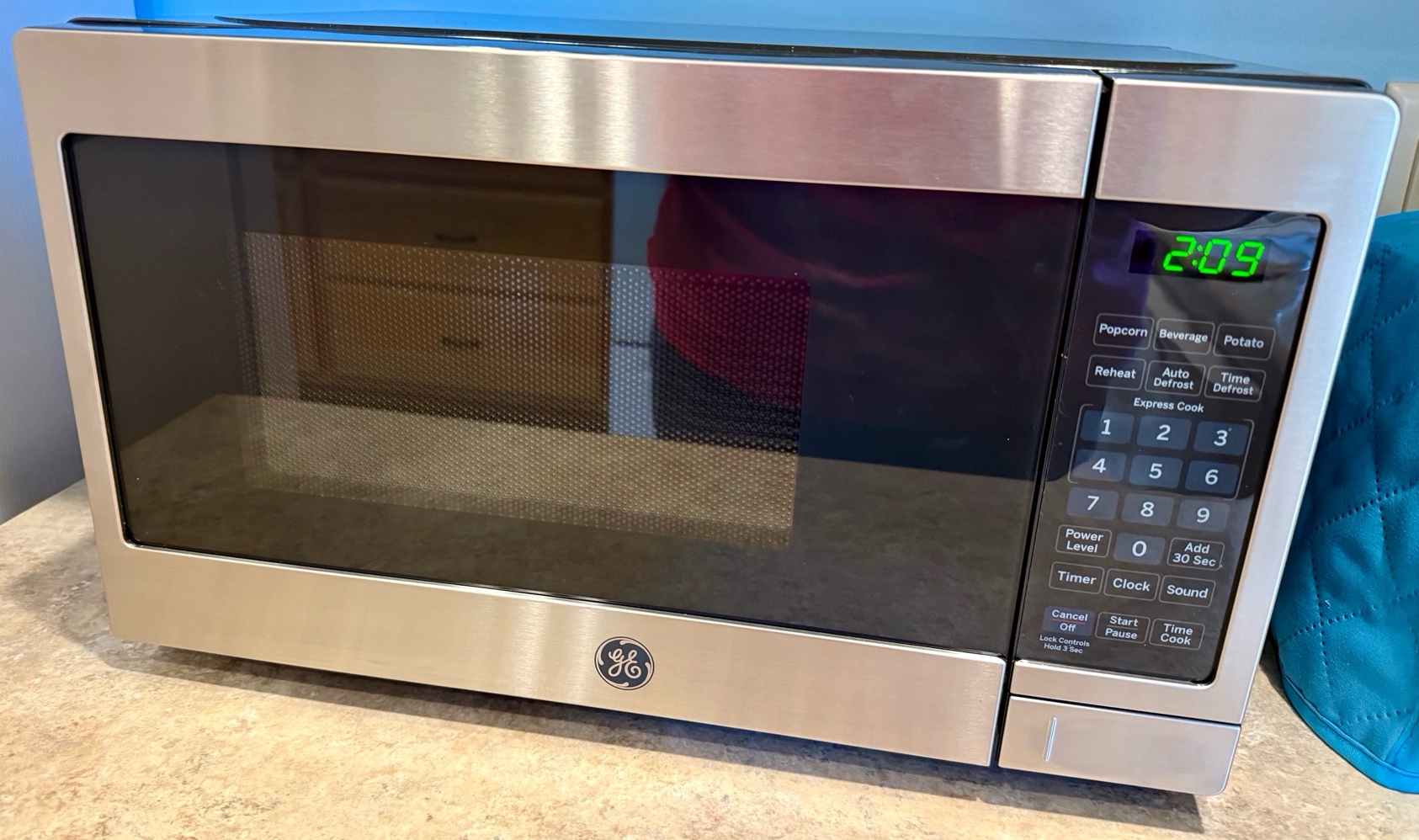 700 WATT GE Appliances Microwave