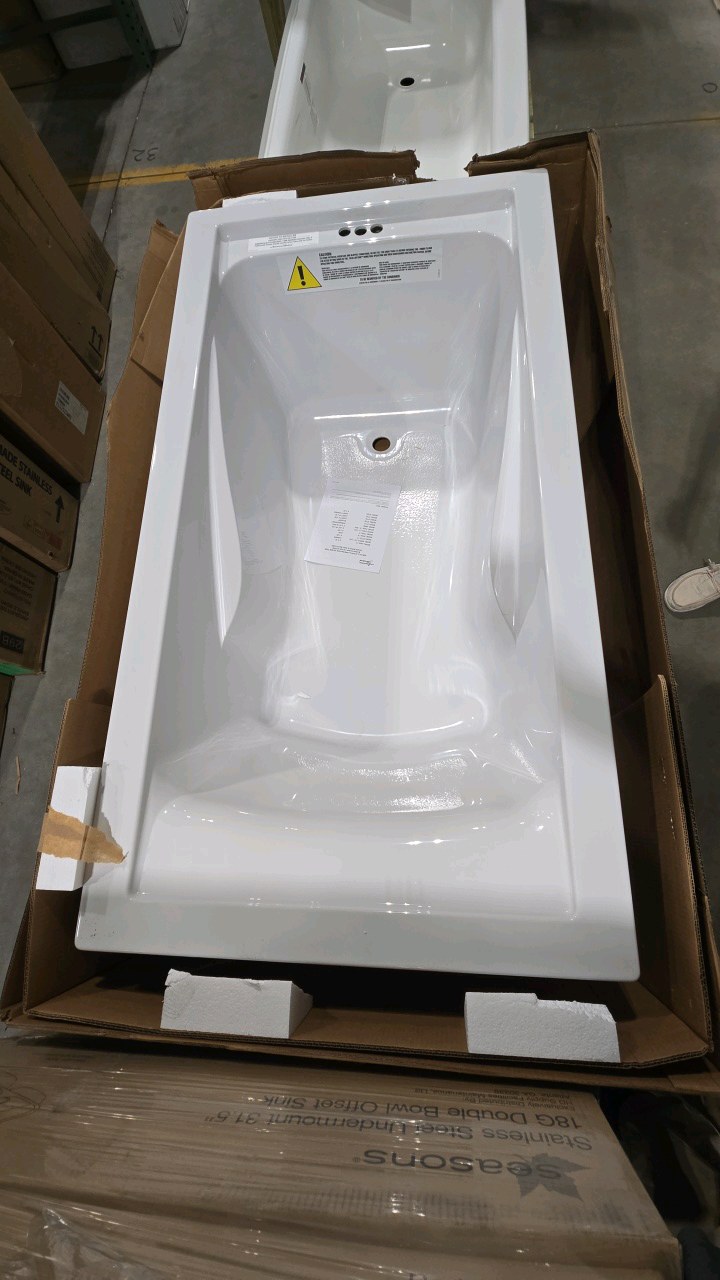 American Standard Evolution 60 in. x 32 in. Rectangular Acrylic Soaking Bathtub with Reversible Drain in White