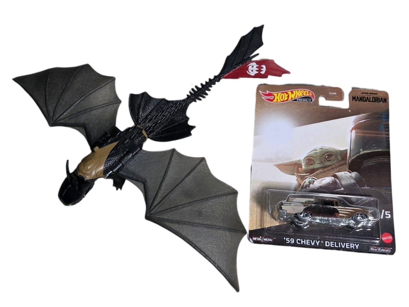 Toothless Night Fury Dragon Figure & Hot Wheels Premium Star Wars Mandalorian 59 Chevy Delivery