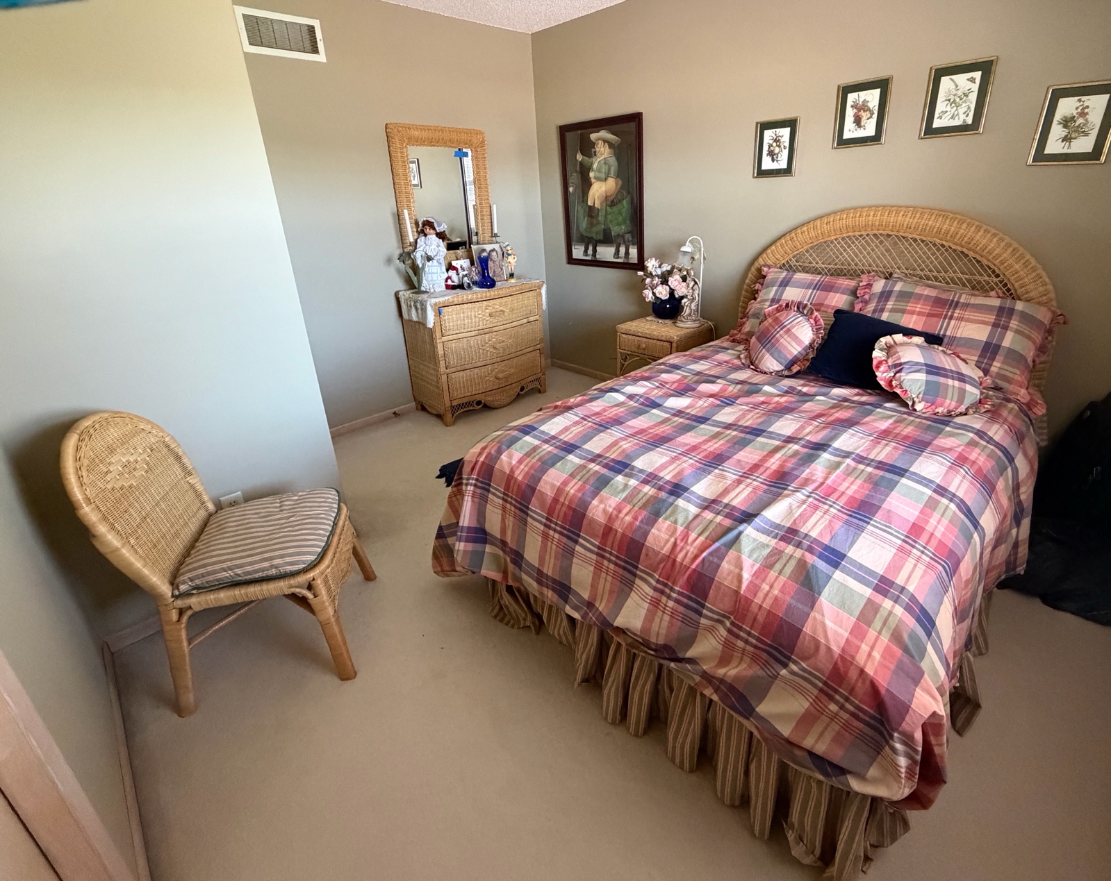 5-Piece Wicker Bedroom Suite - full size&nbsp