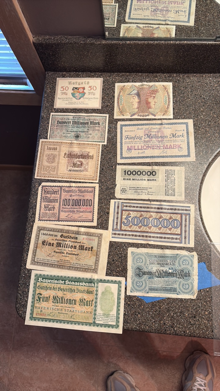 Collection of foreign currency. This lot must be paid for with cash. online or credit card not allowed for any foreign currencyy