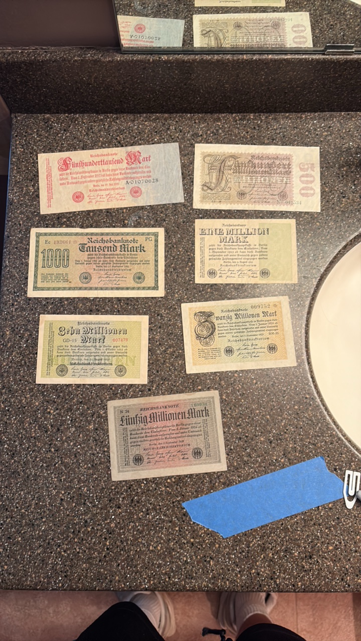 Collection of foreign currency. This lot must be paid for with cash. online or credit card not allowed for any foreign currency
