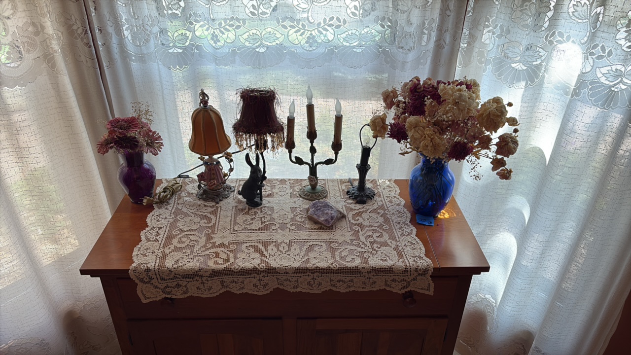 (4) lamps (2) vases (1) amethyst