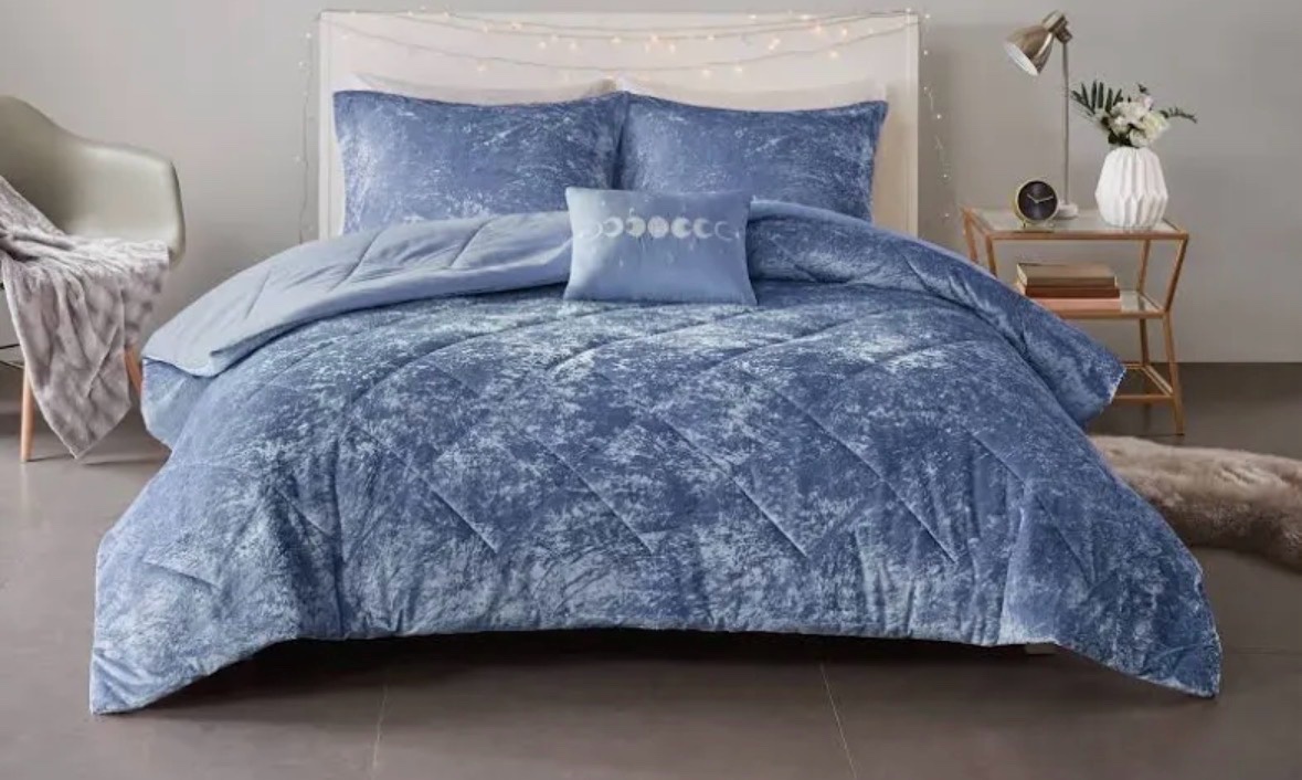 King - Intelligent Design Felicia Velvet Comforter Set KingCal King Sized Bed 1 Comforter 2 Shams 1 Decorative Pillow